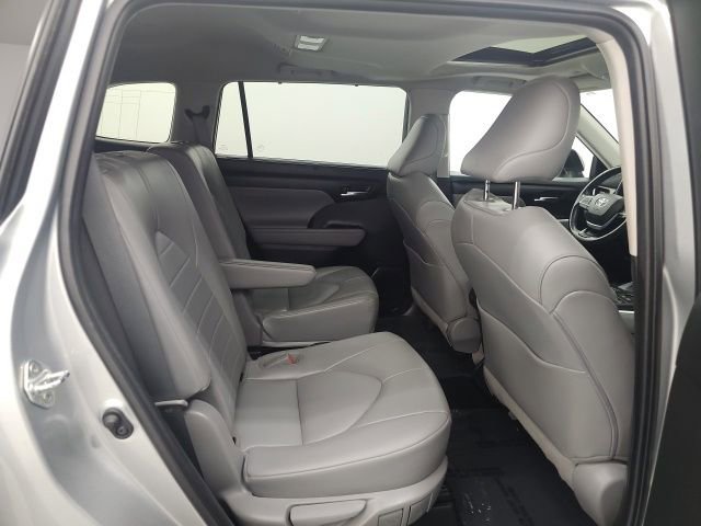Used 2022 Toyota Highlander XLE image 38