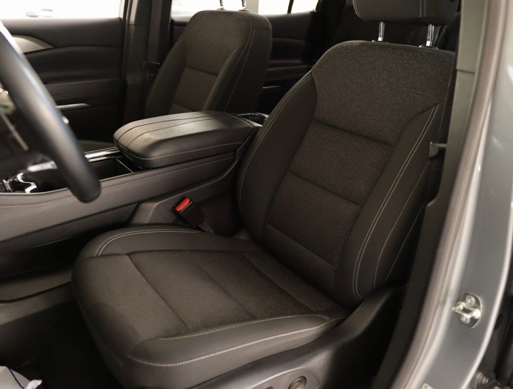 Used 2025 Chevrolet Traverse LT image 24