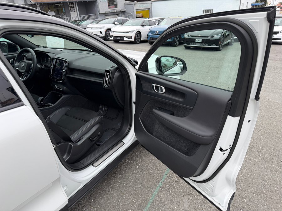 Used 2023 Volvo XC40 Recharge Plus AWD/4WD image 36