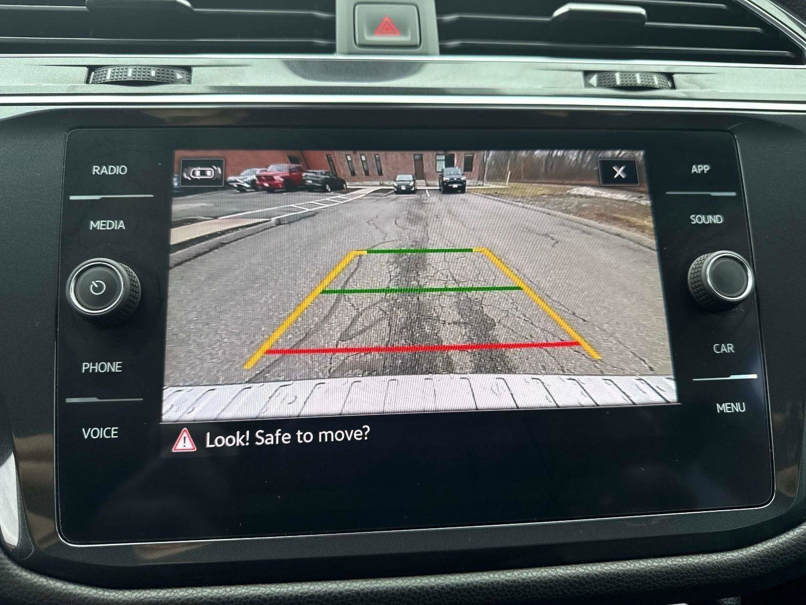 Used 2022 Volkswagen Tiguan SE w/ Panoramic Sunroof Package image 26