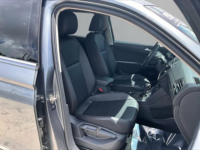 Used 2020 Volkswagen Tiguan SE w/ Panoramic Sunroof Package FWD image 9