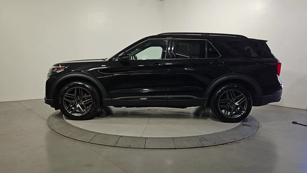 Used 2025 Ford Explorer ST-Line w/ ST-Line Street Pack AWD/4WD image 2