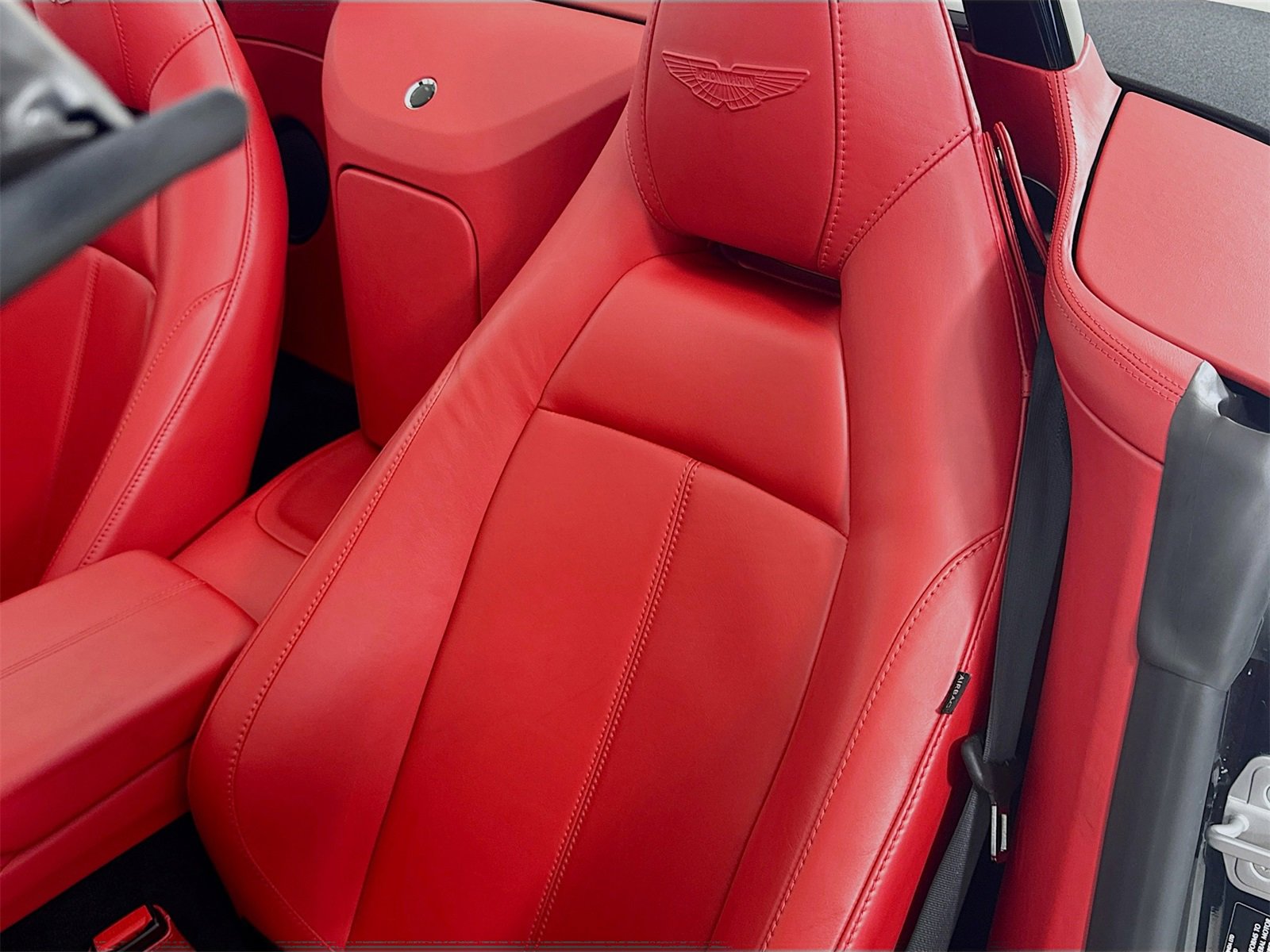 Used 2022 Aston Martin V8 Vantage Roadster image 18