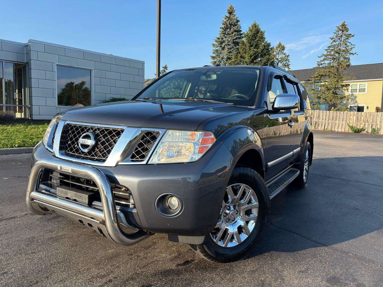 Used 2010 Nissan Pathfinder LE w/ Navigation Pkg AWD/4WD image 1