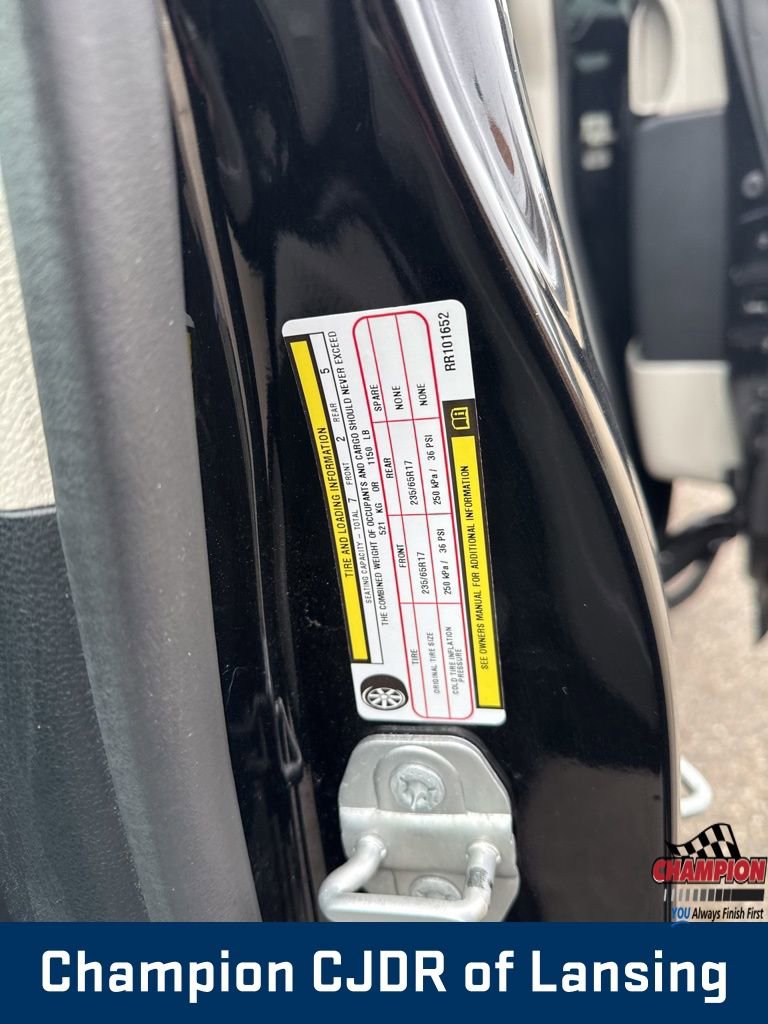 Used 2024 Chrysler Pacifica Touring-L image 16