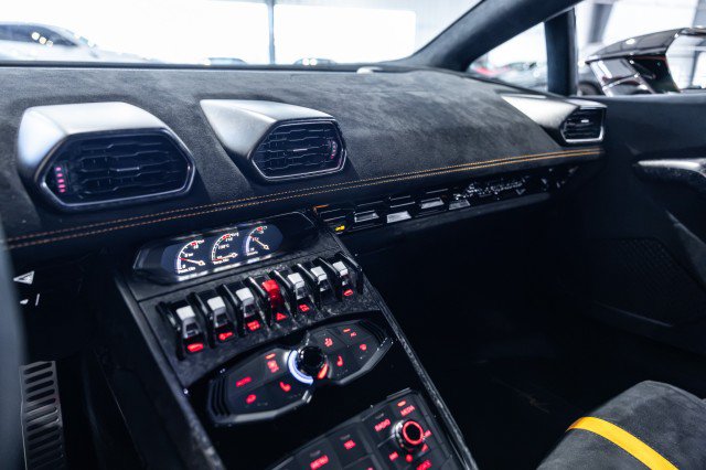Used 2018 Lamborghini Huracan Performante AWD/4WD image 14