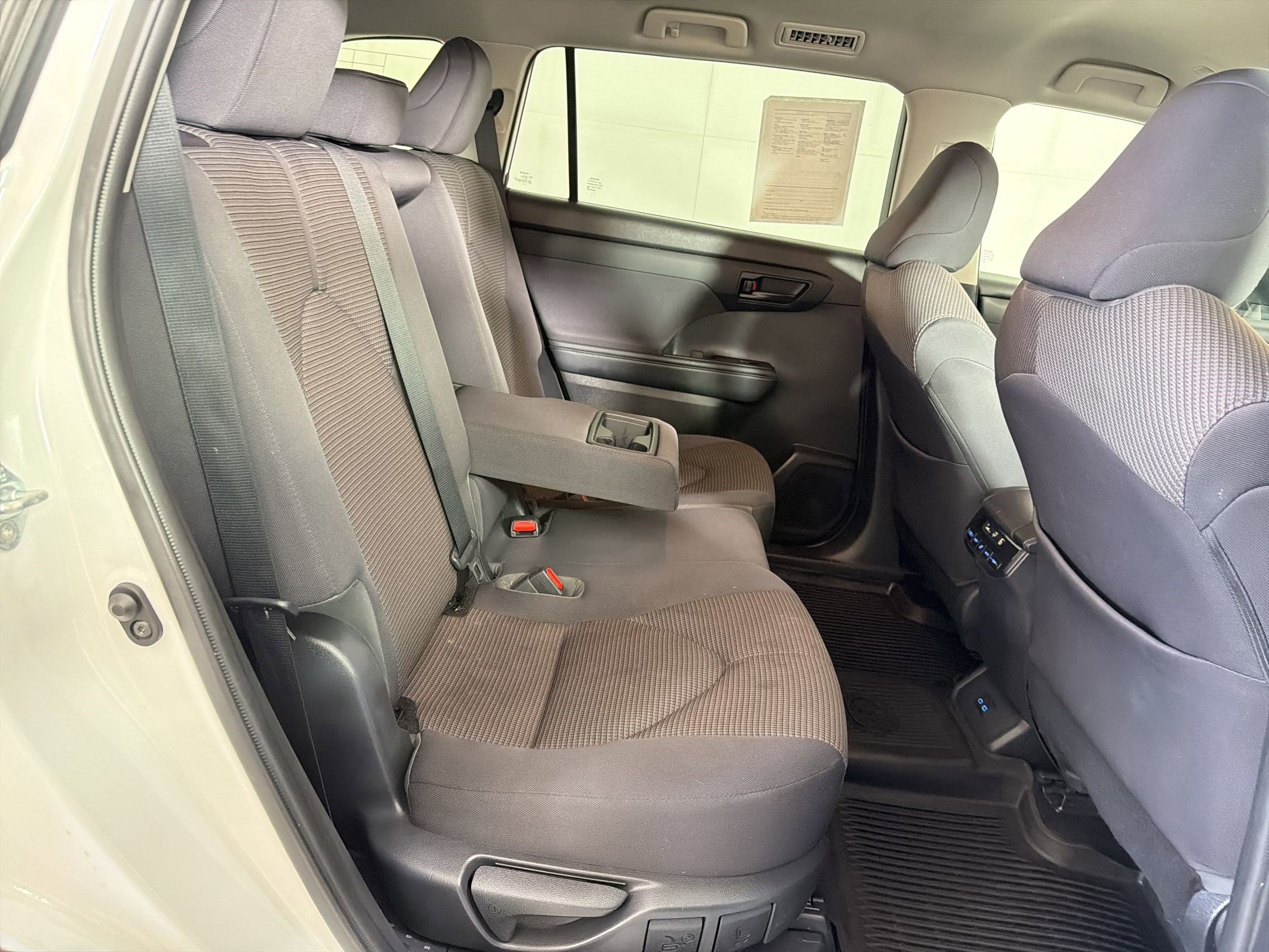 Used 2022 Toyota Highlander LE AWD/4WD image 29