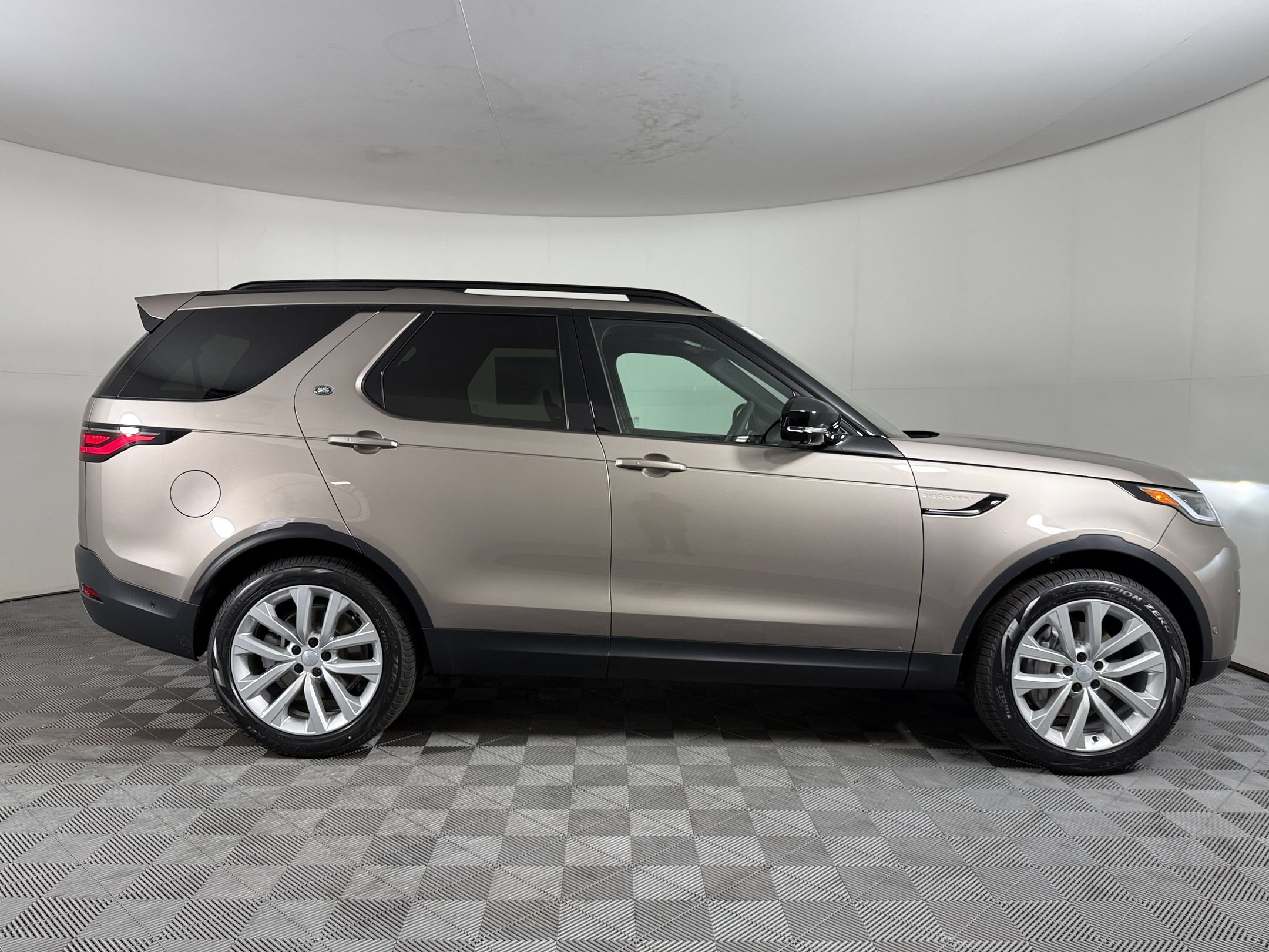 New 2026 Land Rover Discovery S AWD/4WD image 8