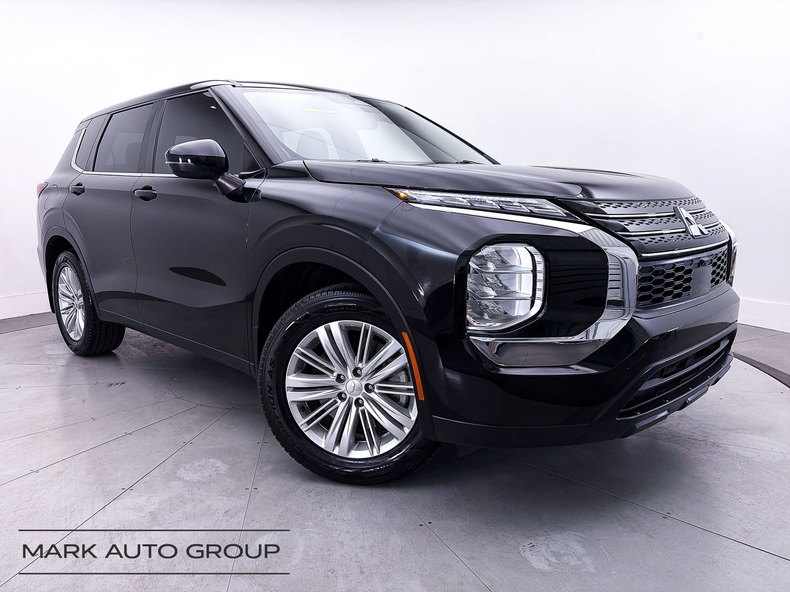 Used 2023 Mitsubishi Outlander ES FWD image 1