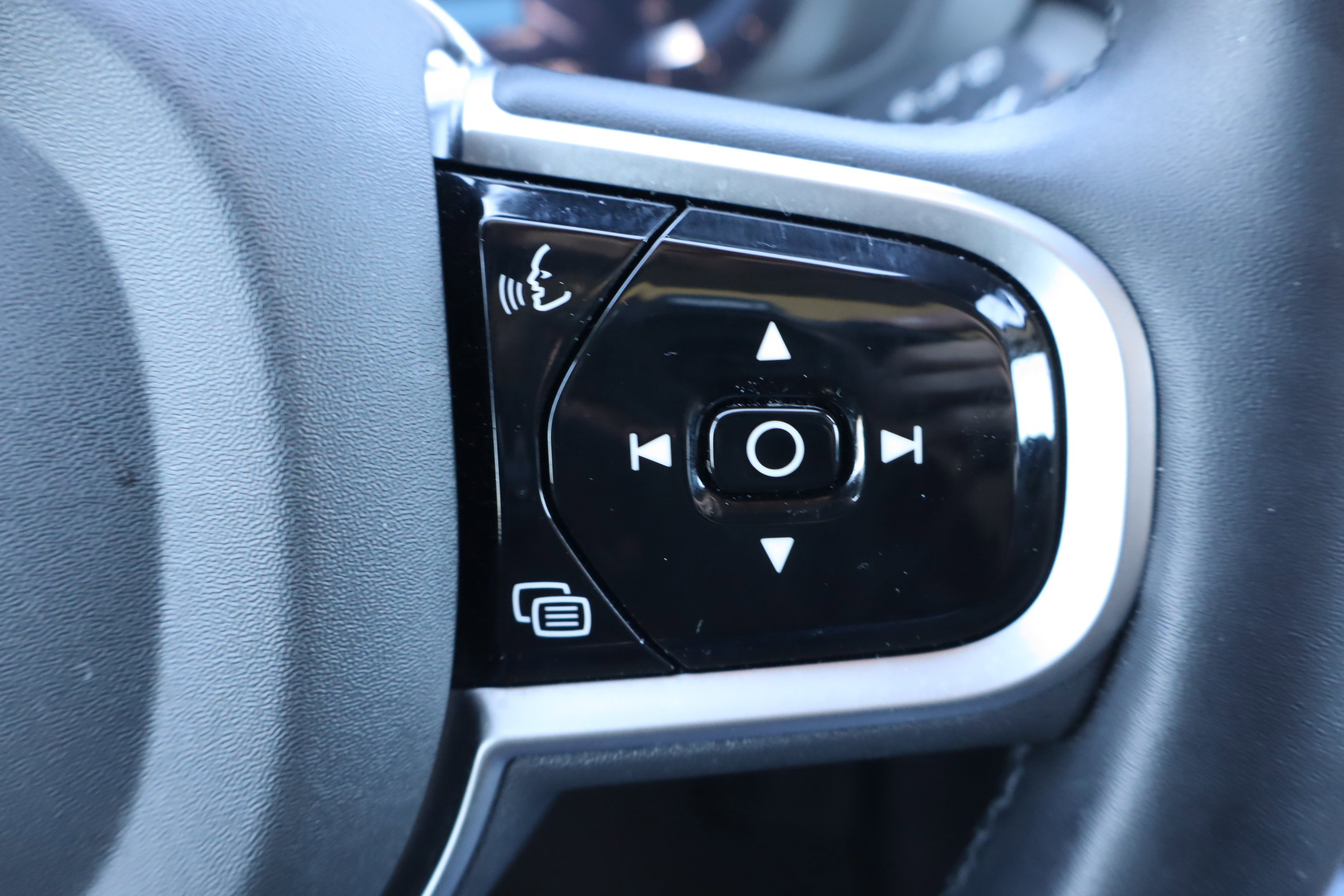 Used 2025 Volvo XC60 B5 Plus image 21