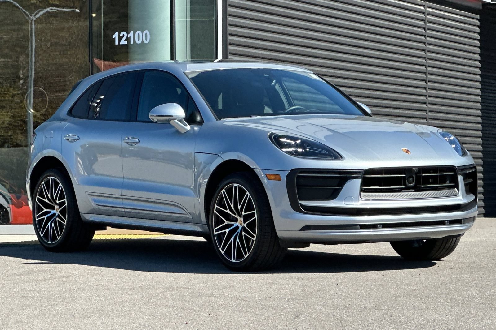 Used 2025 Porsche Macan AWD/4WD image 10