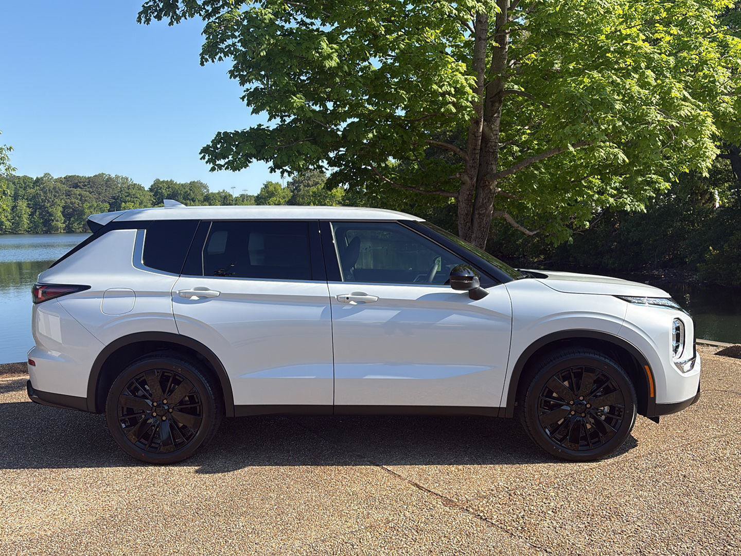 New 2026 Mitsubishi Outlander LE FWD image 3