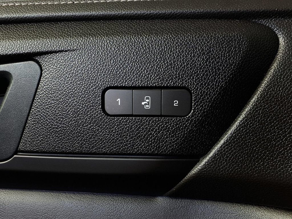 Used 2016 Chevrolet Traverse LTZ FWD image 19