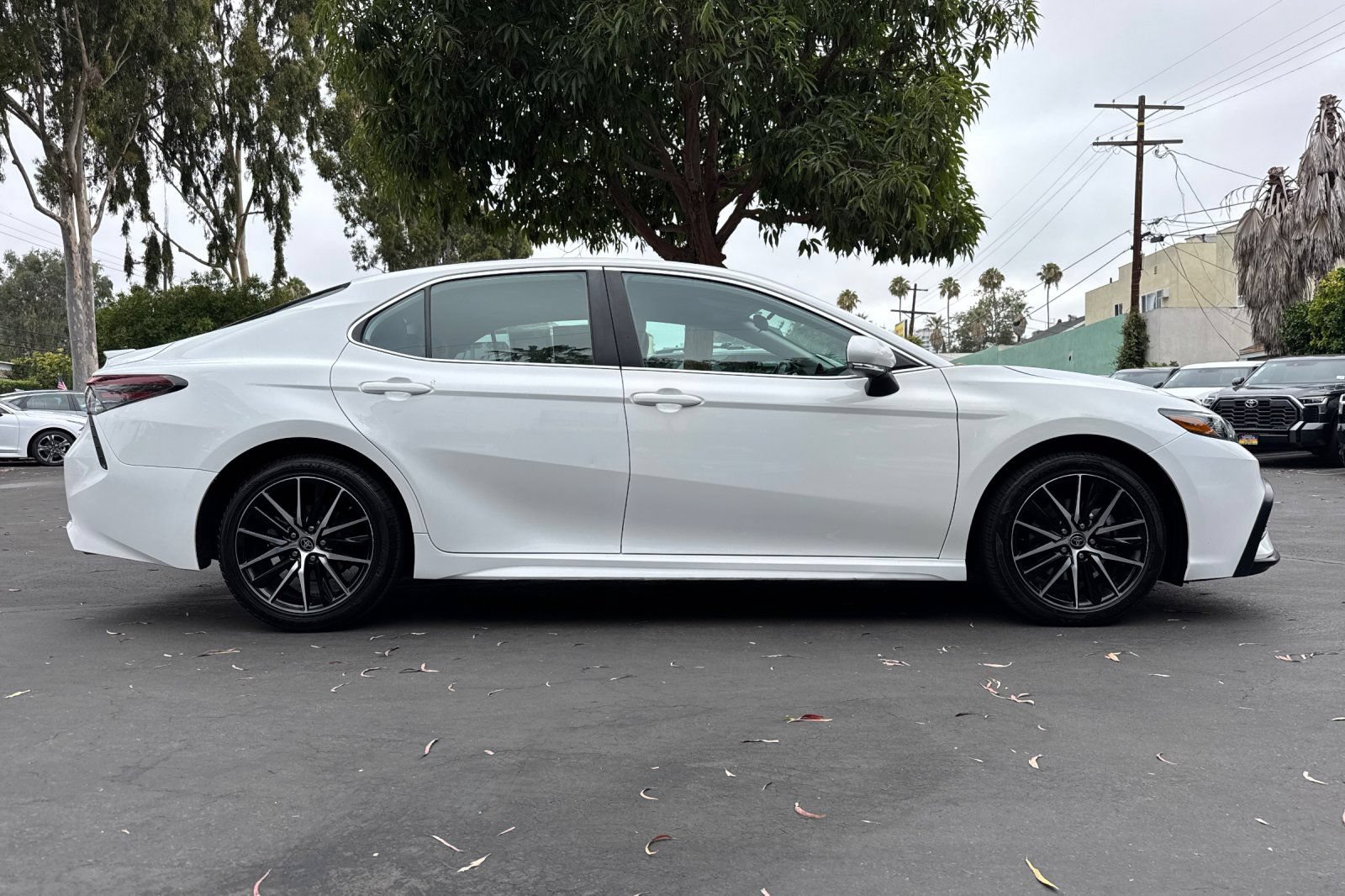 Used 2023 Toyota Camry SE FWD image 3
