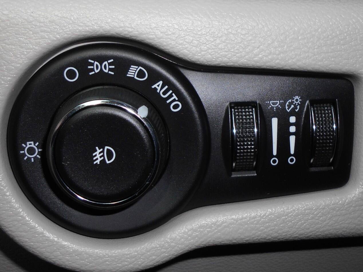 Used 2017 Chrysler Pacifica Touring-L Plus FWD image 13