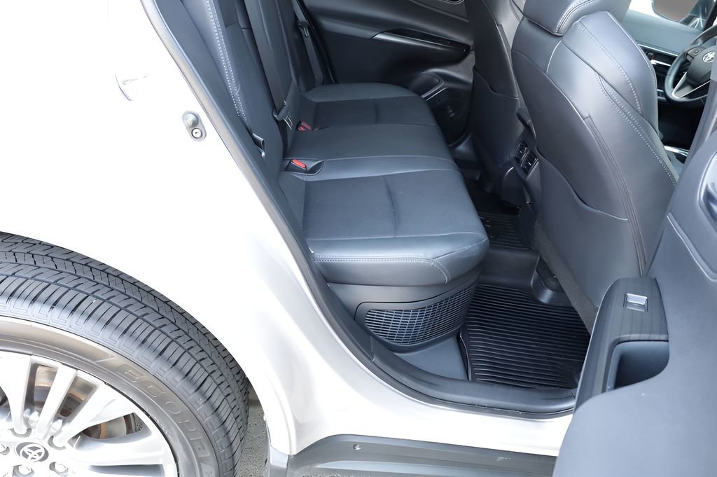 Certified 2023 Toyota Venza Limited image 26