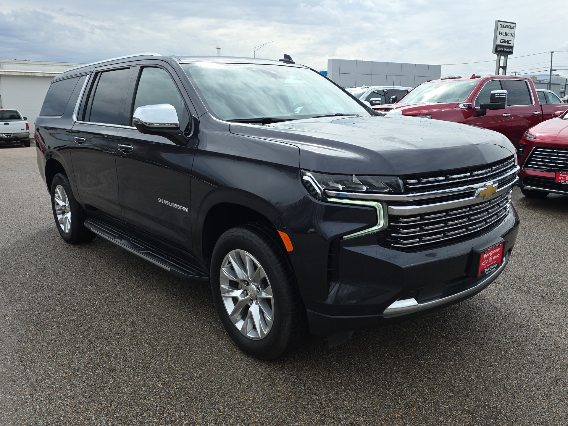 Used 2023 Chevrolet Suburban Premier image 2