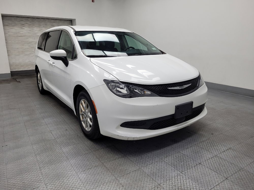 Used 2022 Chrysler Voyager LX image 13