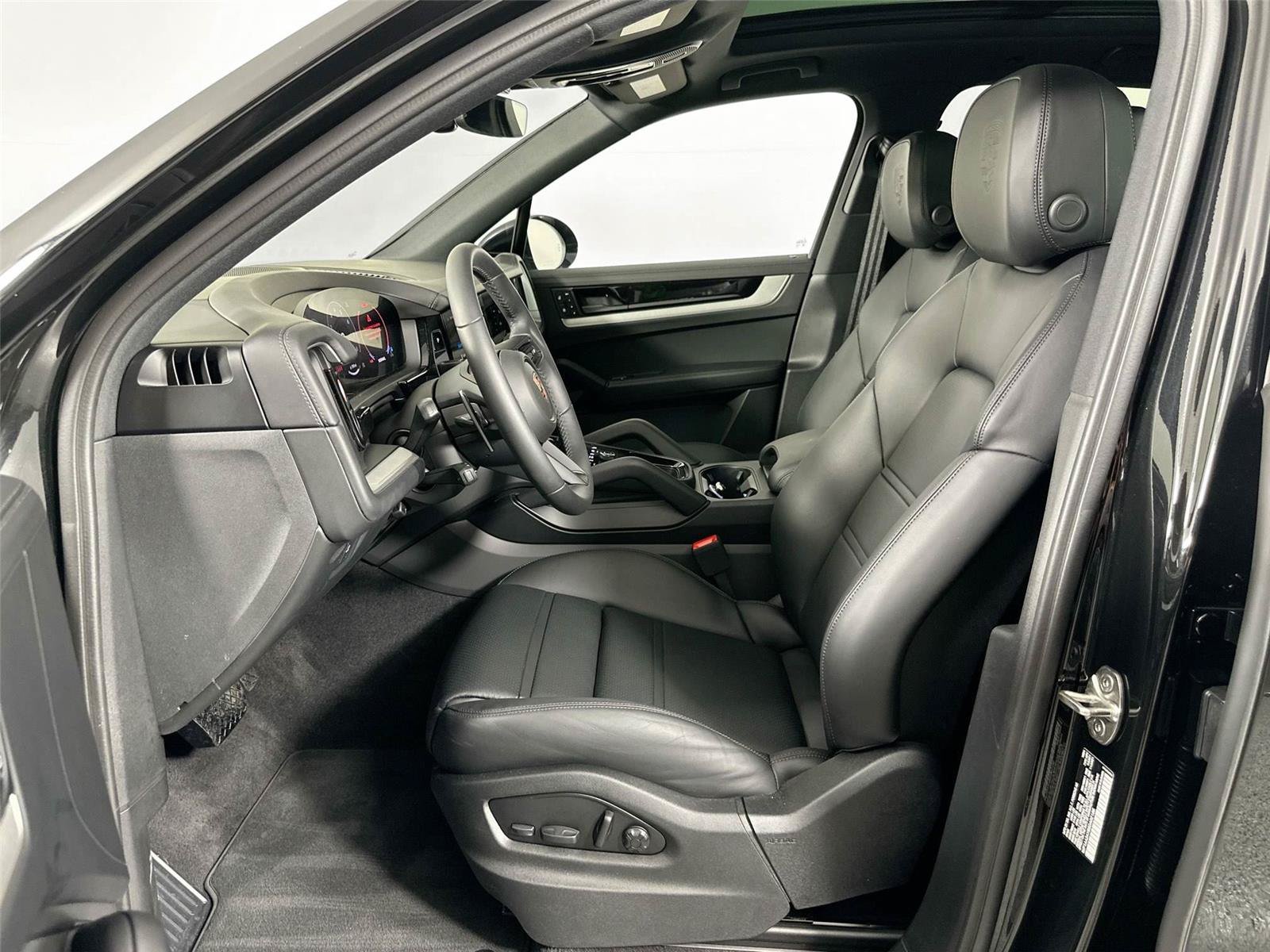 Certified 2025 Porsche Cayenne AWD/4WD image 5