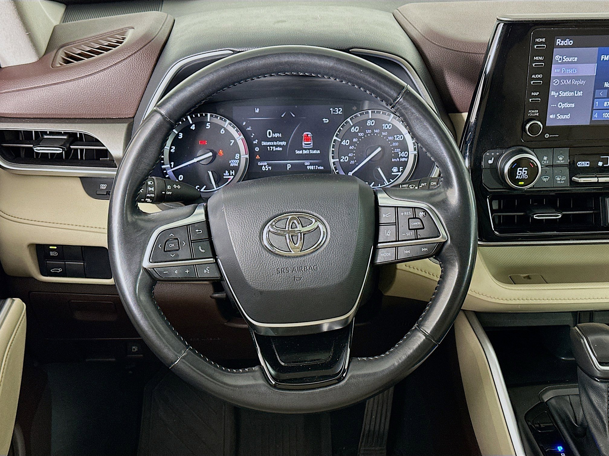 Used 2020 Toyota Highlander XLE image 18