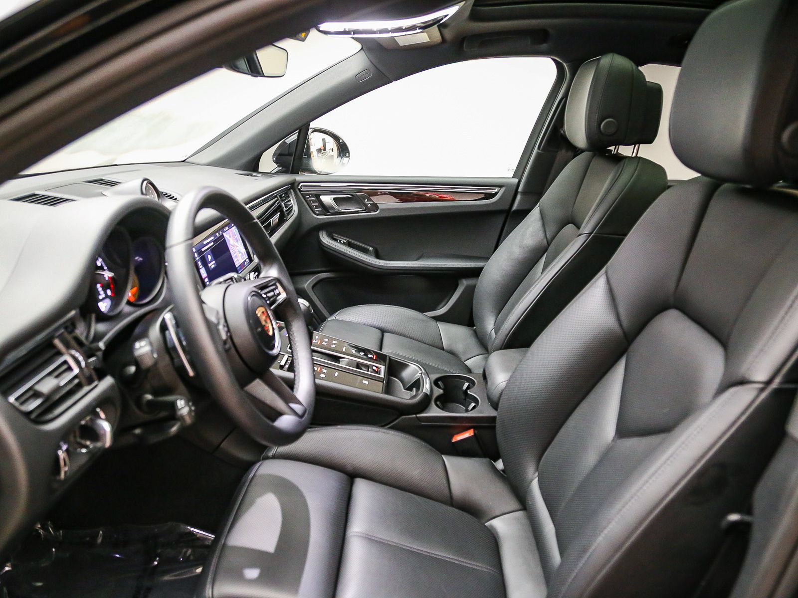 Certified 2025 Porsche Macan AWD/4WD image 22