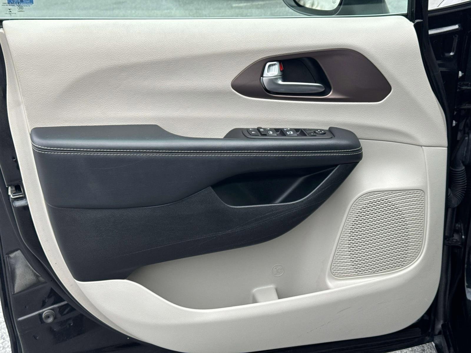 Used 2023 Chrysler Voyager LX image 22