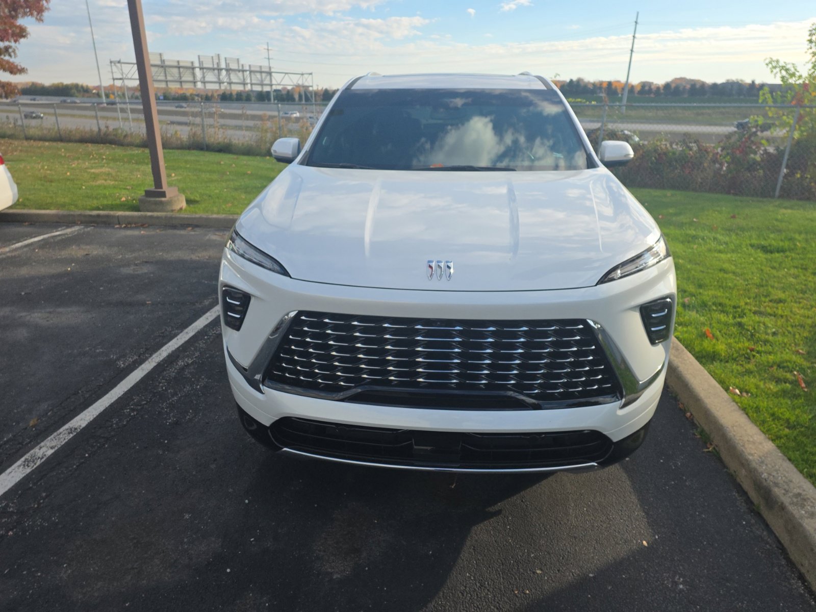 Used 2025 Buick Enclave Avenir FWD image 2