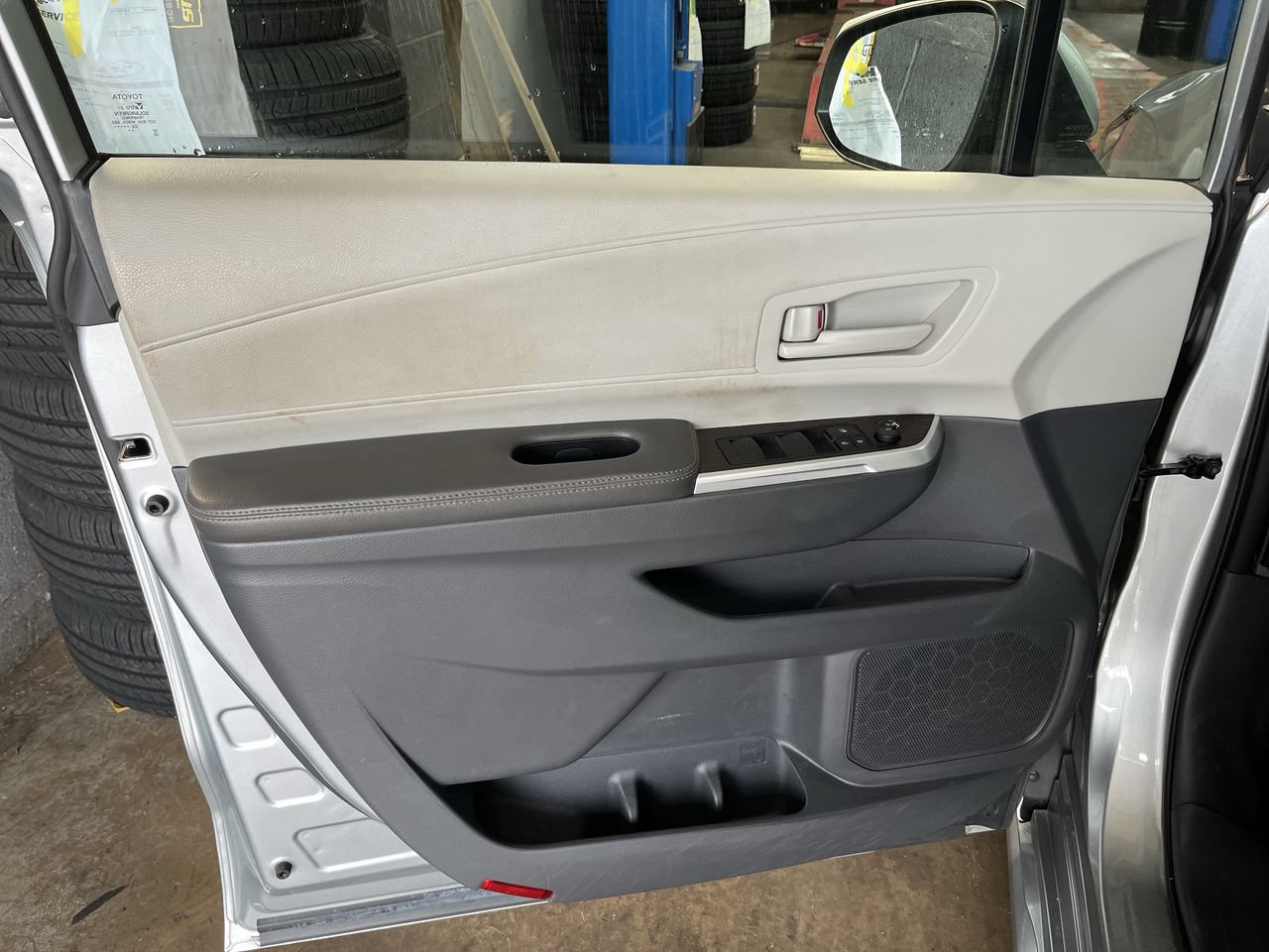 Used 2022 Toyota Sienna LE AWD/4WD image 3