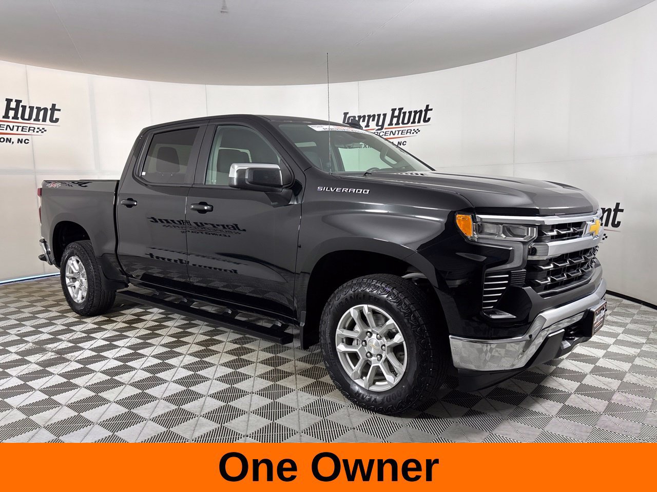 Used 2024 Chevrolet Silverado 1500 LT AWD/4WD image 4