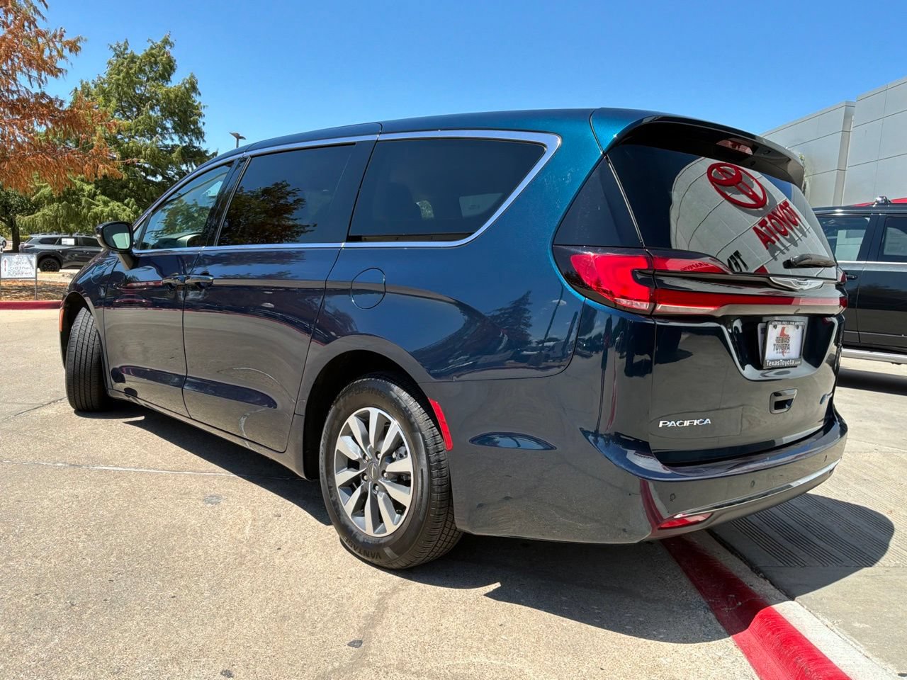 Used 2023 Chrysler Pacifica Touring-L FWD image 8