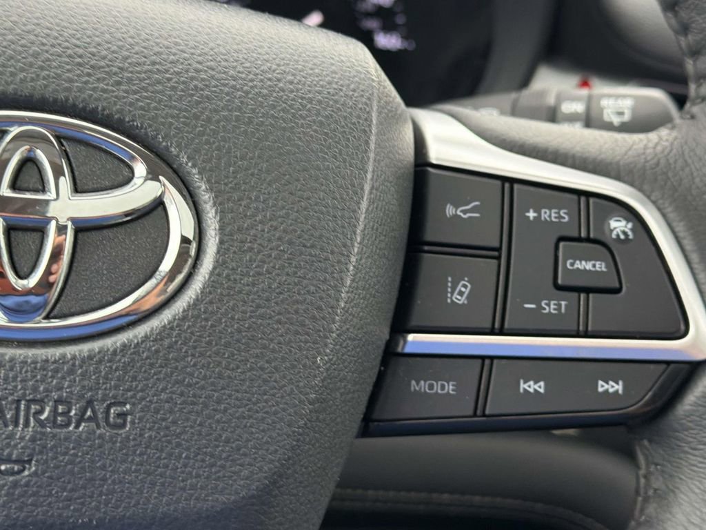 Used 2025 Toyota Sienna XLE image 12