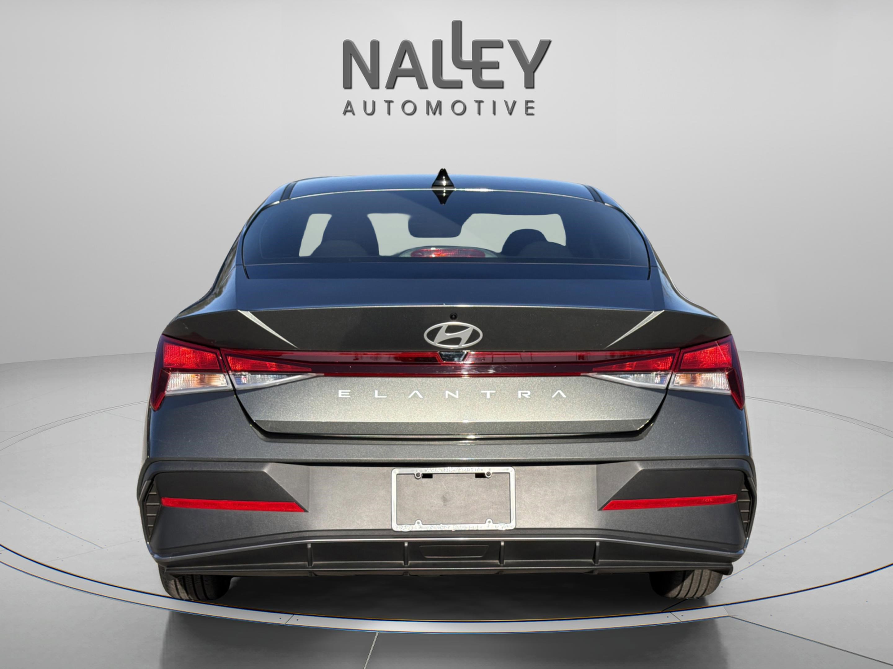 Used 2025 Hyundai Elantra SE image 5