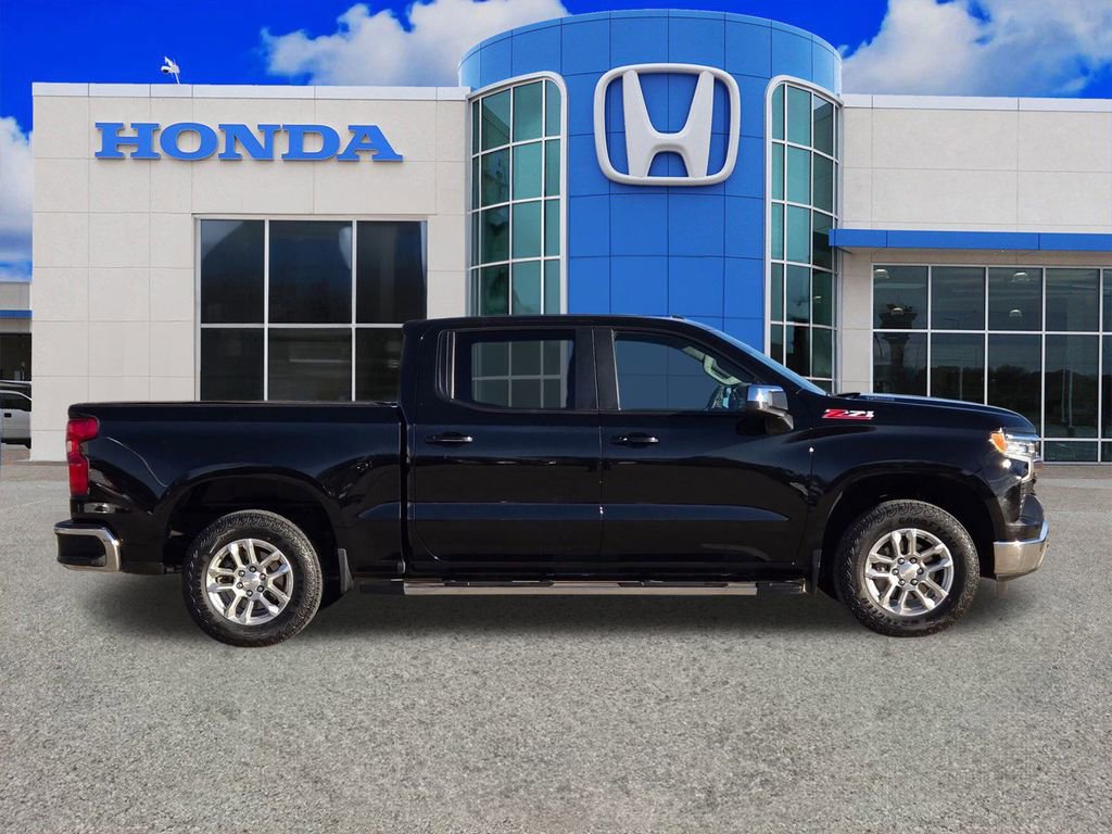 Used 2023 Chevrolet Silverado 1500 LT w/ Z71 Off-Road Package AWD/4WD image 2
