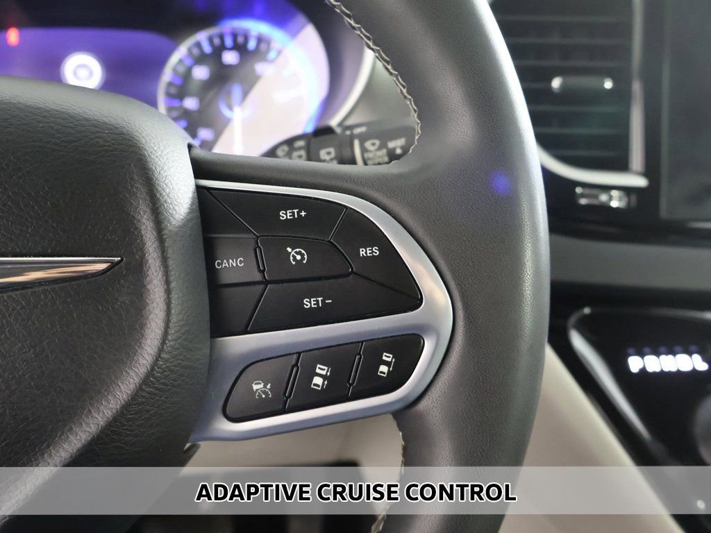 Used 2023 Chrysler Pacifica Touring-L image 3