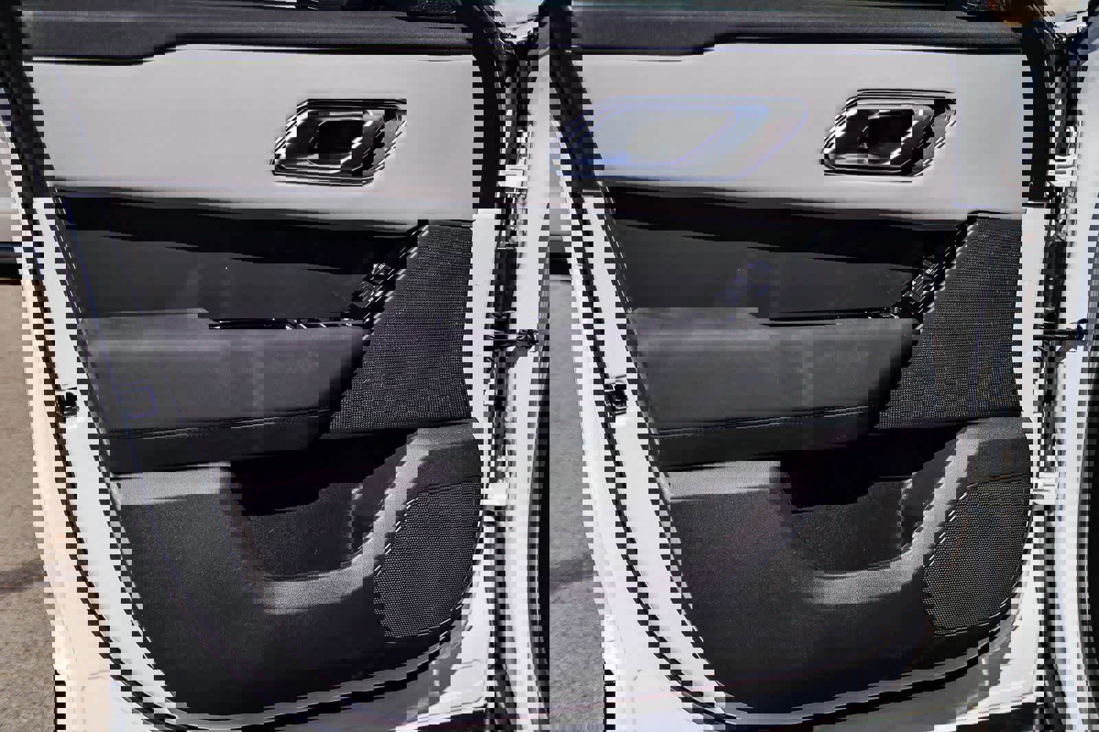 Used 2025 Land Rover Range Rover Velar Dynamic SE image 21