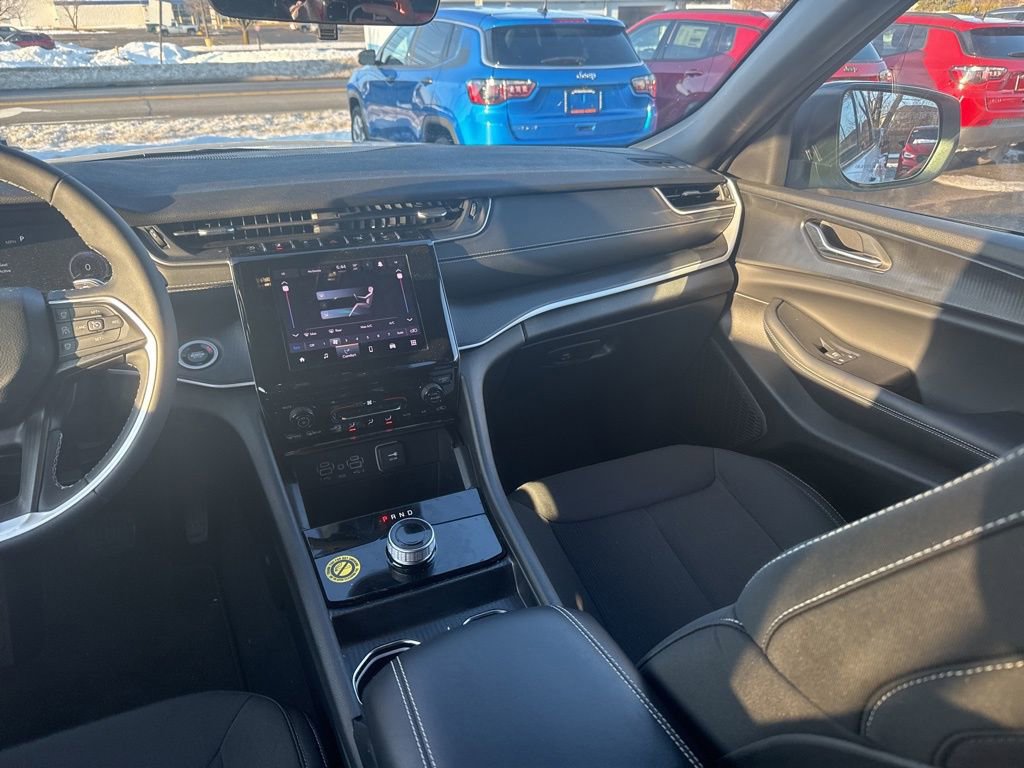 Used 2025 Jeep Grand Cherokee Laredo X image 14