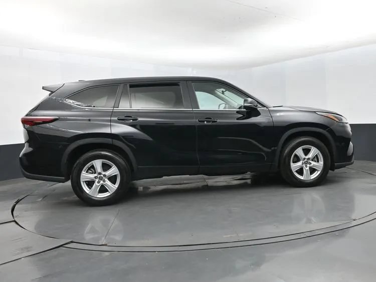 Used 2025 Toyota Highlander LE FWD image 4