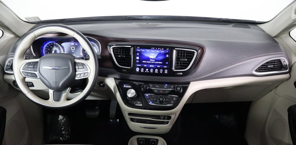 Used 2017 Chrysler Pacifica Limited w/ UConnect Theater Package FWD image 11