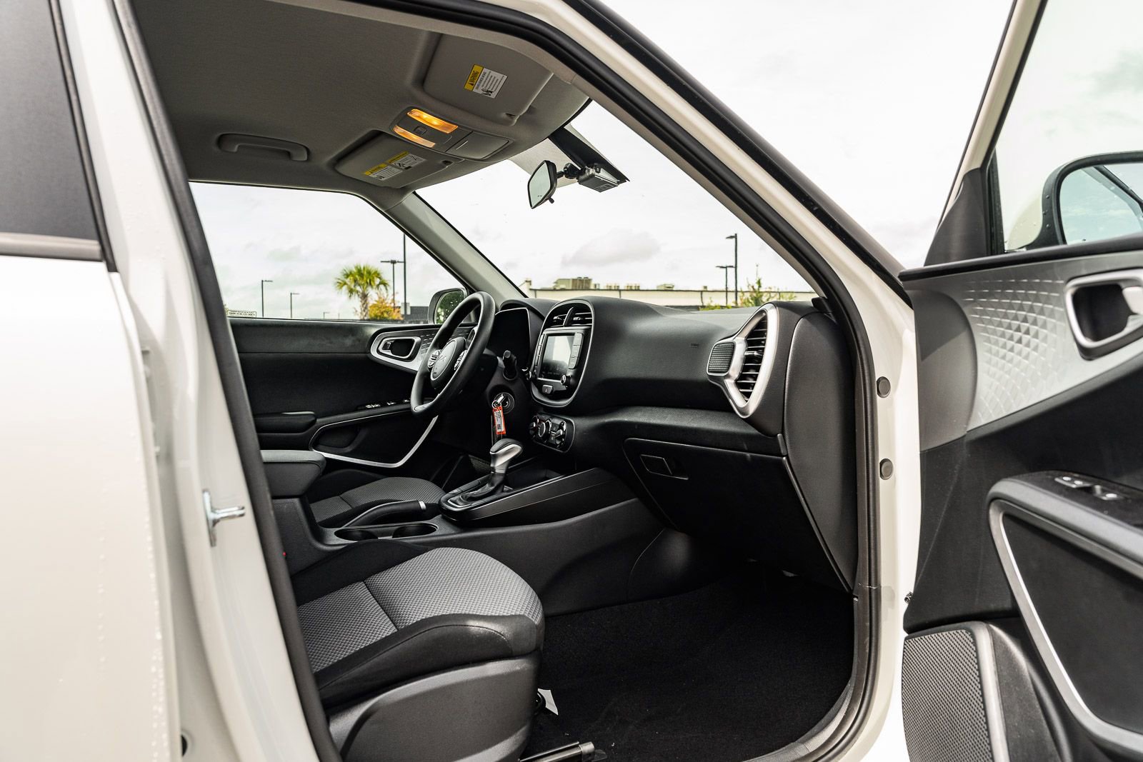 Used 2025 Kia Soul LX w/ LX Technology Package FWD image 12