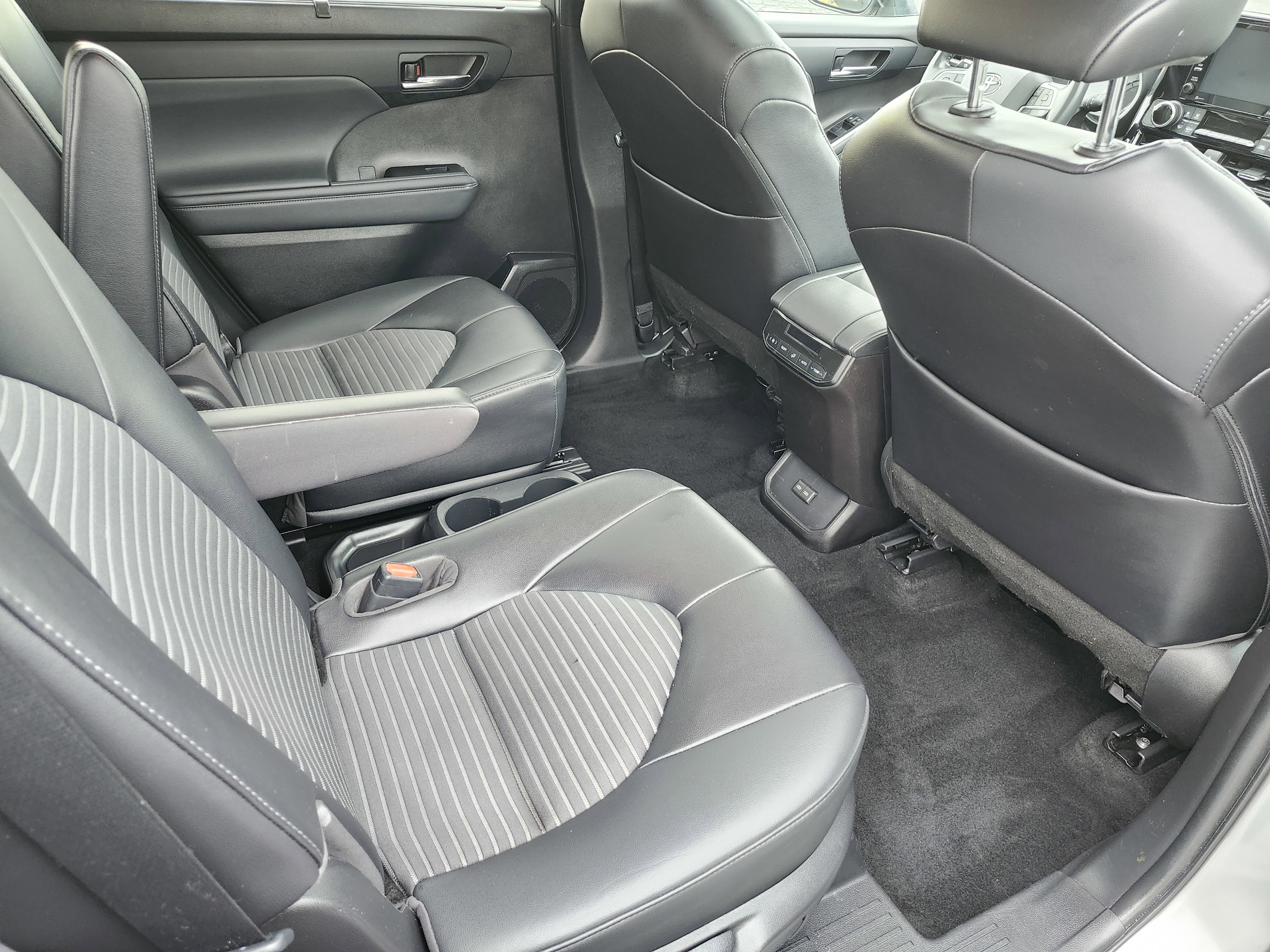 Used 2022 Toyota Highlander XSE image 25