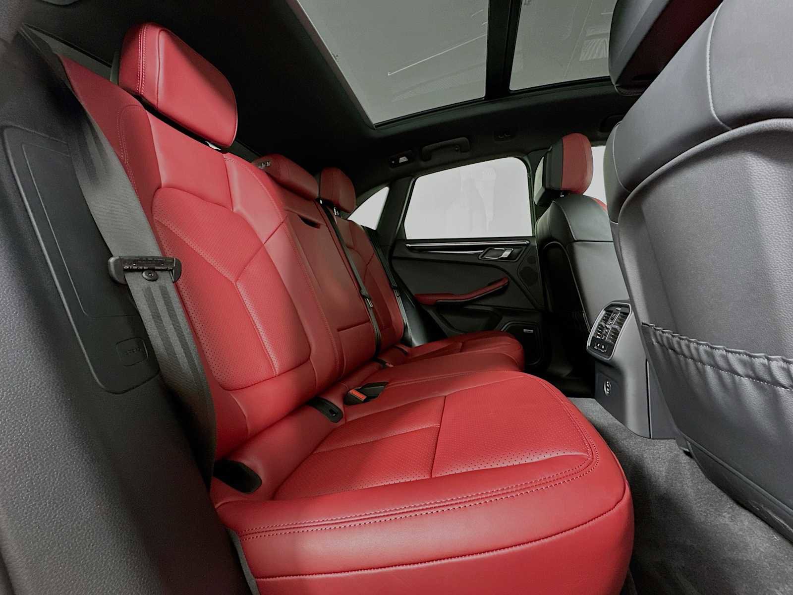 Certified 2025 Porsche Macan image 29