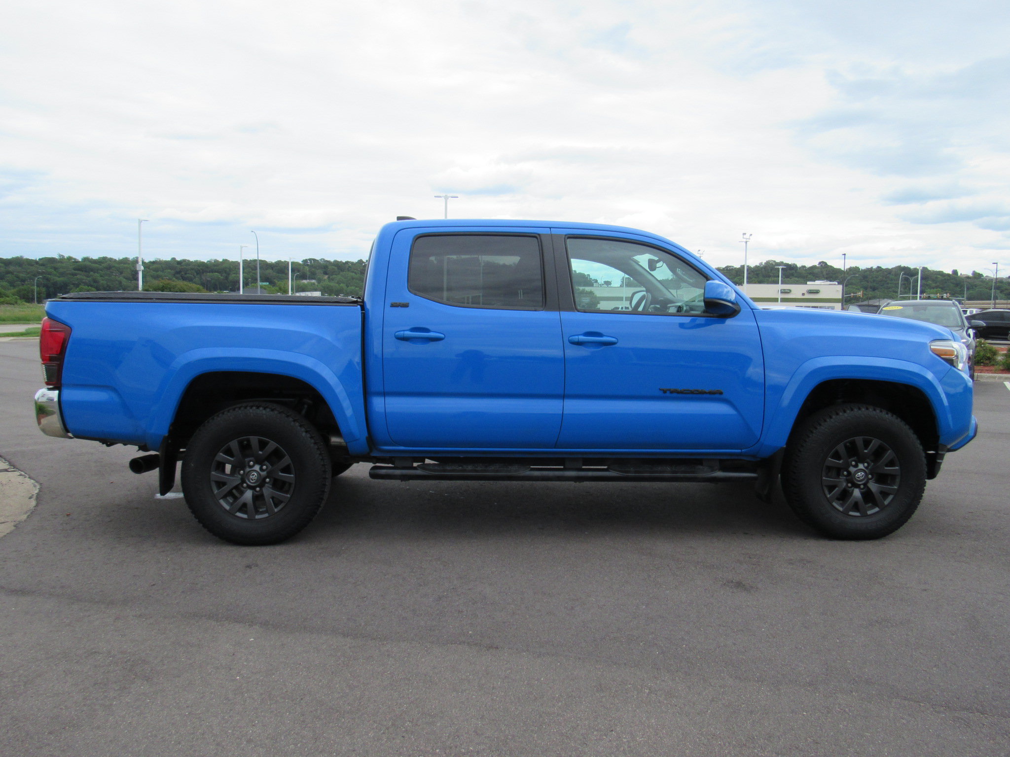 Used 2020 Toyota Tacoma SR5 w/ Blackout Package AWD/4WD image 5