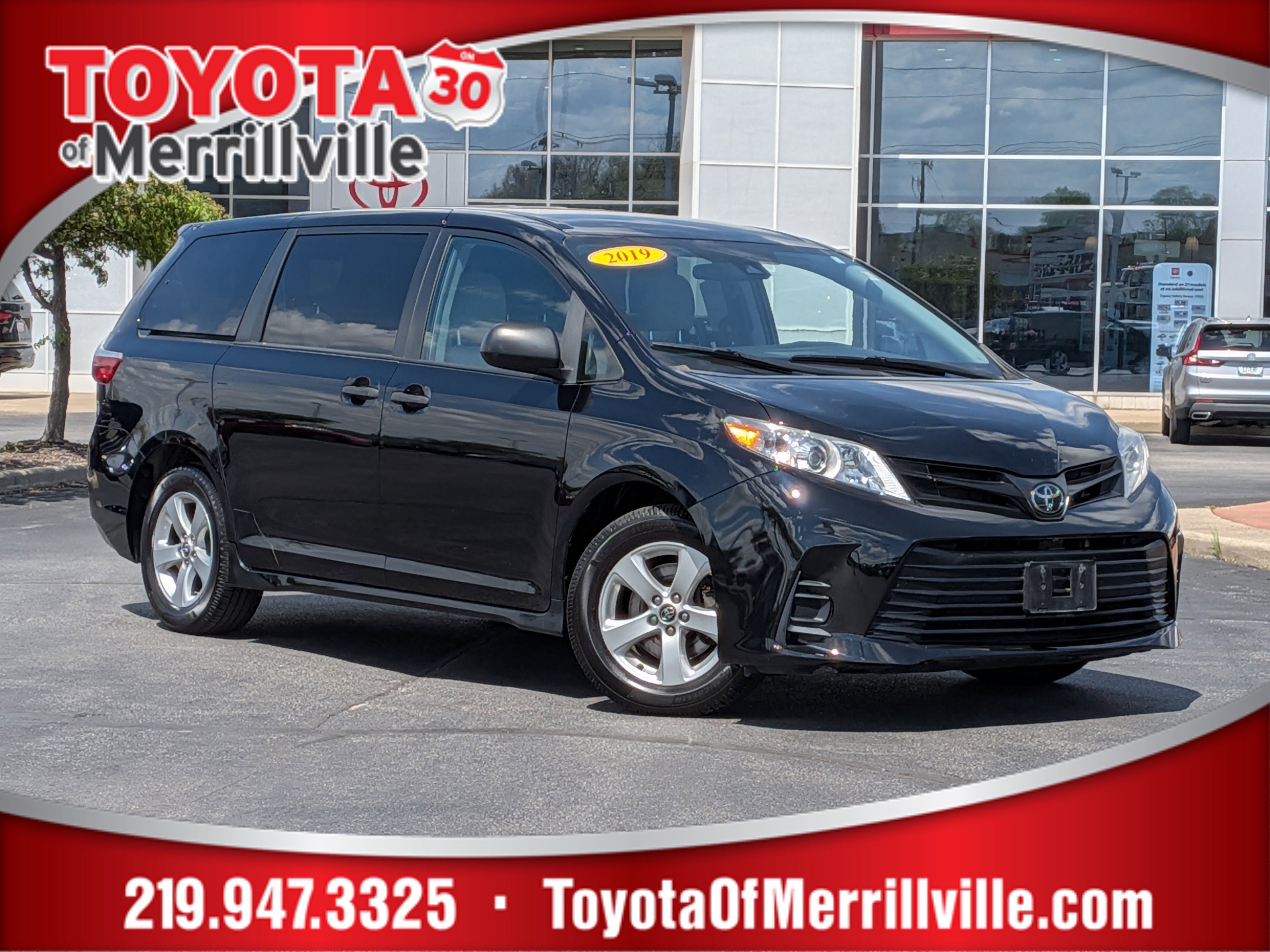 Used 2019 Toyota Sienna L w/ Carpet Mat Package FWD image 1