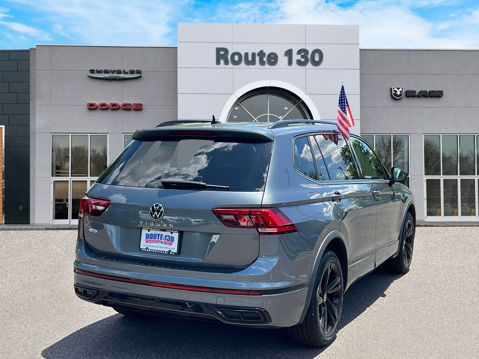 Used 2023 Volkswagen Tiguan SE R-Line FWD image 4
