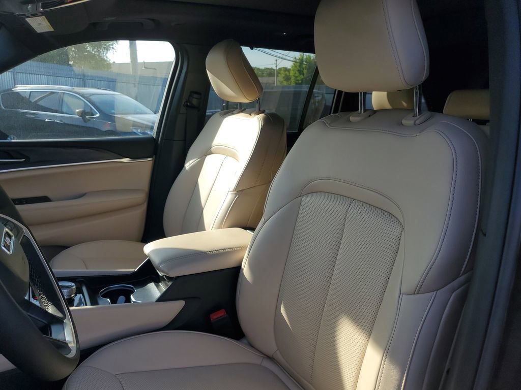 Used 2024 Jeep Grand Cherokee Limited w/ Luxury Tech Group II AWD/4WD image 17