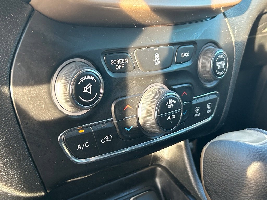 Used 2015 Jeep Cherokee Latitude w/ Comfort/Convenience Group FWD image 34