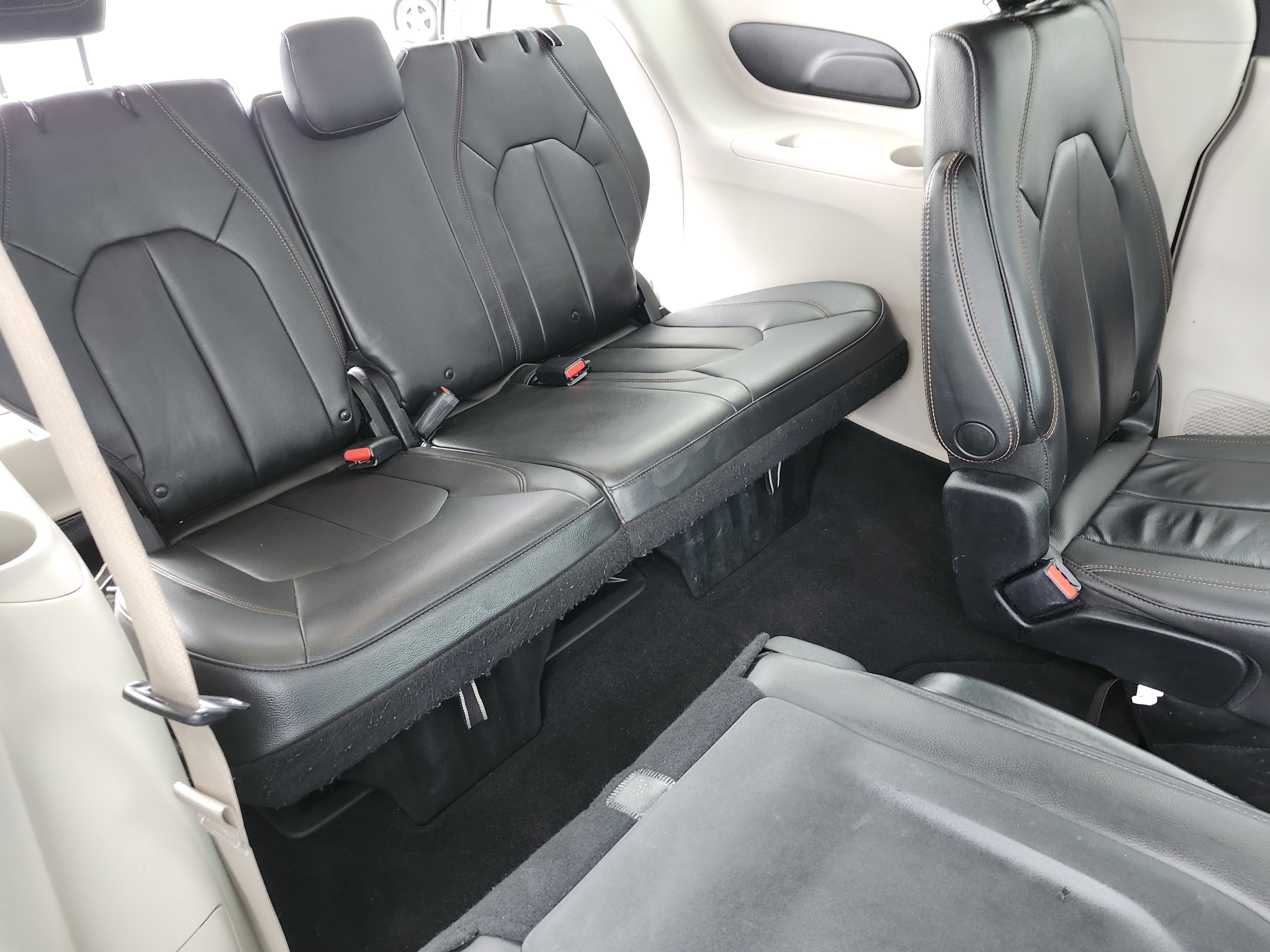 Used 2017 Chrysler Pacifica Touring-L image 16