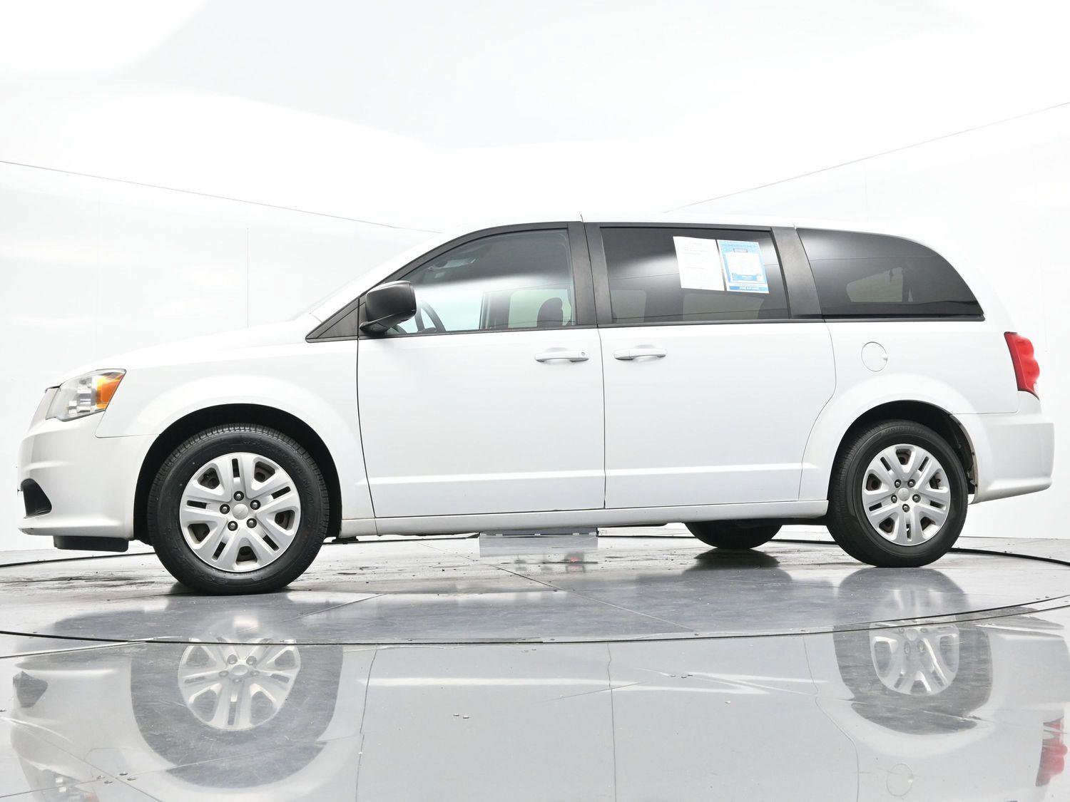 Used 2018 Dodge Grand Caravan SE w/ UConnect Hands-Free Group image 45