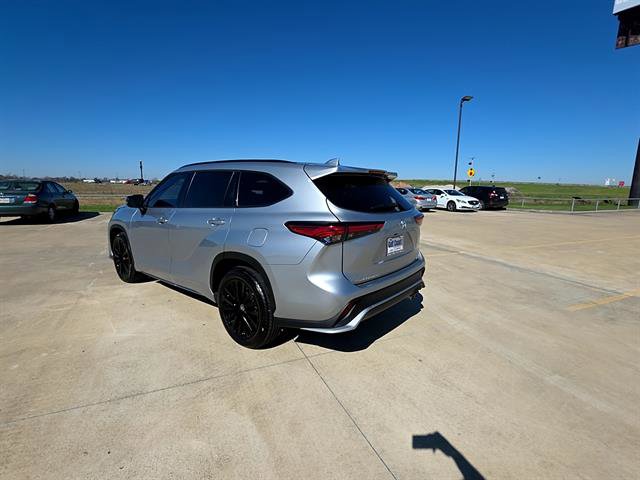 Used 2023 Toyota Highlander XSE FWD image 6