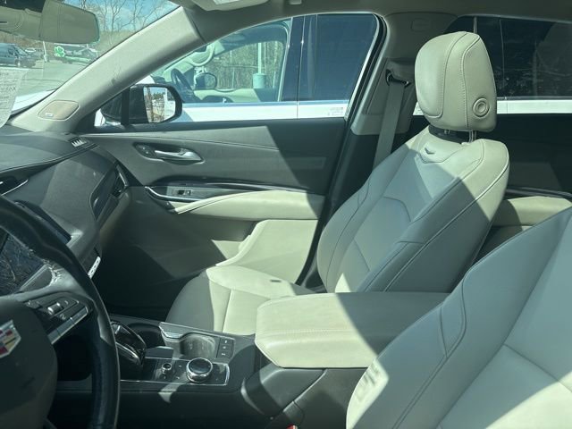 Used 2023 Cadillac XT4 Luxury w/ Cold Weather Package image 12